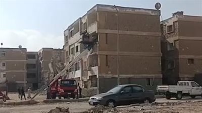 إخلاء عقارين من السكان بعد انهيار عمارة في حي فيصل بالسويس | بث مباشر