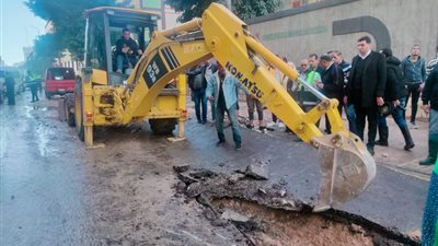كسر بماسورة مياه رئيسية في الإسكندرية.. والجهات المعنية تتدخل لإصلاحها