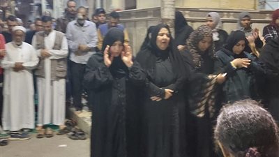 ملحقتش تفرح بشبابك.. انهيار والد شاب قتله صديقه بسبب 50 جنيها خلال تشييع جثمانه بالمحلة