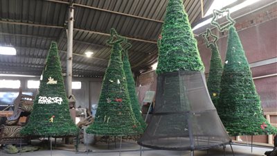 نظافة القاهرة: تصنيع أشجار الكريسماس استعدادًا لتوزيعها بموسم احتفالات رأس السنة 2023