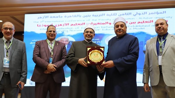 تكريمُ رئيس المعاهد