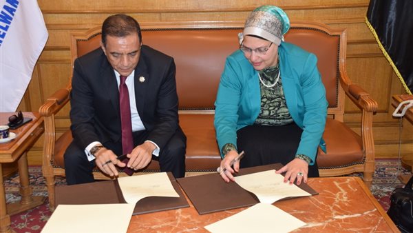 جانب من توقيع البروتوكول