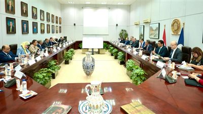 وزير السياحة يترأس اجتماع إدارة هيئة المتحف المصري الكبير ويناقش تطبيق تقنية الهولولانس