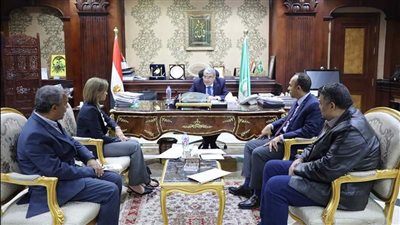 محافظ المنيا يبحث مع مكتب الاستشاري المصري إجراءات تنفيذ محطات الخط الثاني للقطار الكهربائي فائق السرعة