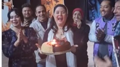 احتفالًا بعيد ميلادها.. وصلة رقص لـ علا رامي في كواليس مسرحية شفيقة القبطية