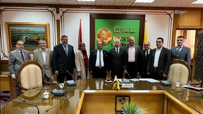 مناقشة الاستعدادات لبدء اختبارات نهاية الفصل الدراسي الأول بجامعة المنيا