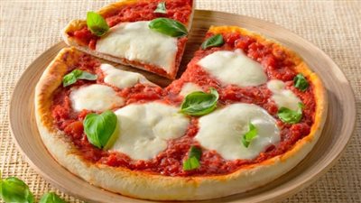 طريقة عمل البيتزا فاطمة أبو حاتي.. السر في العجينة 