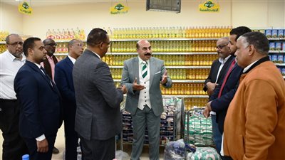 محافظ أسوان يوجه بتشكيل لجان مشتركة لمراقبة الأسواق والسيطرة على الأسعار