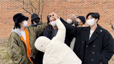 كواليس توديع نجوم فرقة BTS لـ جين قبل التحاقه بالخدمة العسكرية