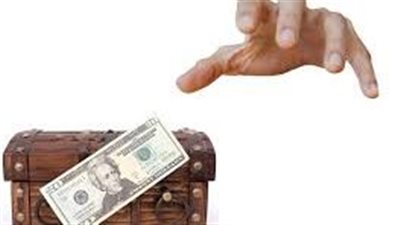  أعمل في أحد المحلات ونجل صاحب المحل يأخذ أموالًا دون علم والده فماذا أفعل؟.. الإفتاء ترد