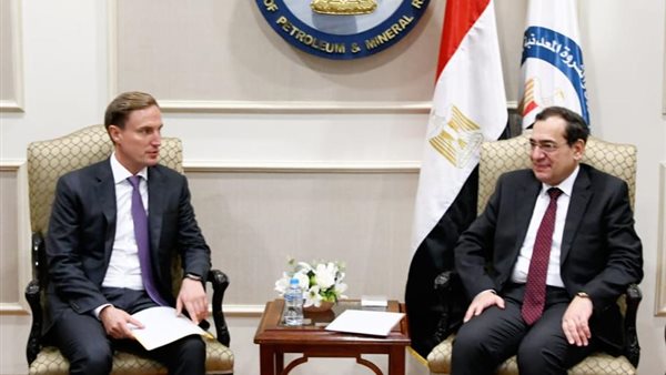  وزير البترول ومسؤول