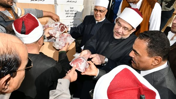 جانب من توزيع لحوم