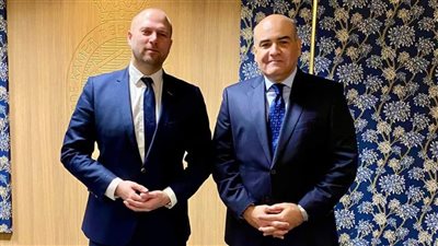 السفير المصري بهولندا يلتقي رئيس لجنة العلاقات الخارجية بالبرلمان الهولندي
