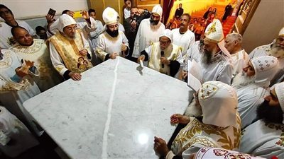 الأنبا يواقيم يدشن مذابح كنيسة السيدة العذراء بإسنا