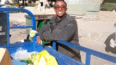 النباش المنقذ.. تونة ينقذ حلم شاب ألقى والده 200 ألف جنيه بين أكوام القمامة