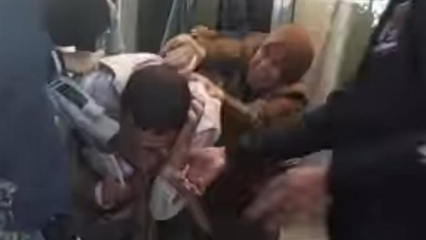 شاب يتحرش بفتاة أمام