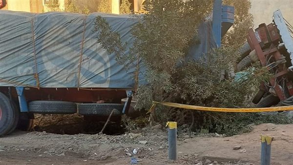 تريلا تصطدم بمنظم