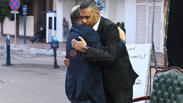 بدء عزاء والدة محمود