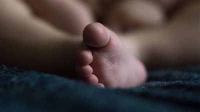 العثور على جثة طفلة مجهولة أمام شقة.. وجهات التحقيق تصدر قرارا عاجلا