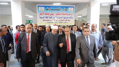 بتخفيضات كبيرة.. رئيس جامعة الأزهر يفتتح معرضا للكتاب بكلية اللغة العربية بالزقازيق