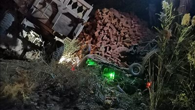 إصابة سائق في انقلاب مقطورة طوب على توك توك بالشرقية | صور