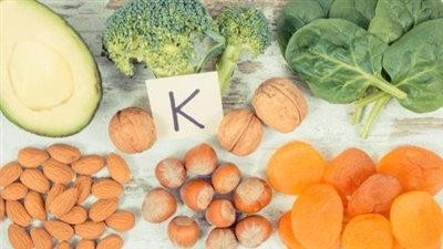 يمنع الإصابة بالكدمات.. تعرف على مصادر فيتامين ك