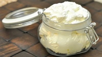 طريقة عمل الزبدة من القشطة.. سهلة ورائعة 