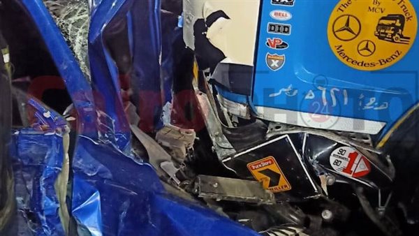 تريلا تدهس سيارات