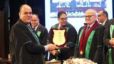 الخشت يكرم منصور ندا على هامش احتفالية جامعة القاهرة بعيد العلم