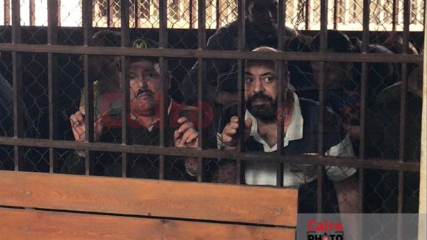 المتهم داخل قفص الإتهام