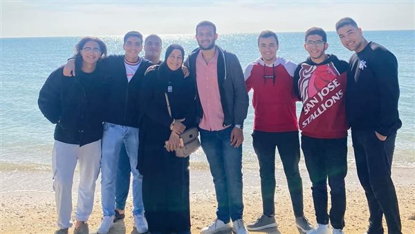 صورة تجمع الأم بنجلها