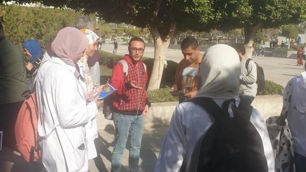 طلاب صيدلة حلوان