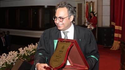 الشاعر أحمد بلبولة يتسلم جائزة الأديب نجيب محفوظ في عيد العلم بجامعة القاهرة