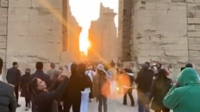 بحضور أعداد كبيرة من المصريين والأجانب.. الشمس تتعامد على قدس الأقداس بمعابد الكرنك |بث مباشر 