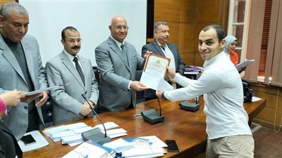 رئيس جامعة بنها يكرم الطلاب الفائزين فى المسابقات الثقافية