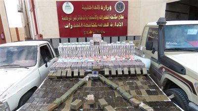 ساعة الصفر لإحباط صفقة الممنوع.. الداخلية تضبط 3 عناصر إجرامية بحوزتهم 1610 طرب حشيش وترسانة أسلحة | صور