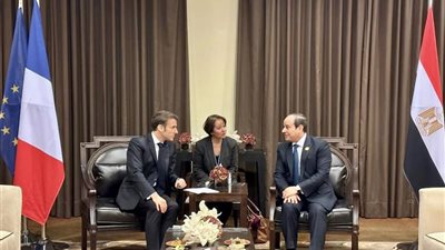 الرئيس السيسي ونظيره الفرنسي يؤكدان التنسيق لمساعدة العراق على تثبيت دعائم الاستقرار والأمن الداخلي