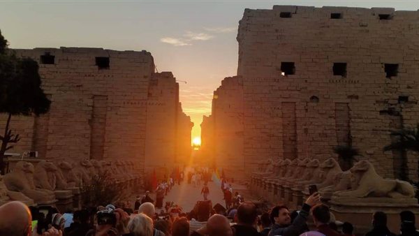 الشمس تتعامد على