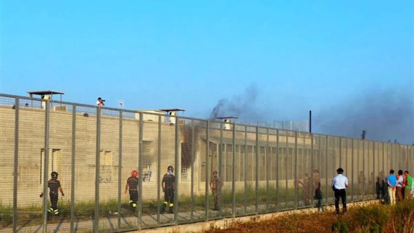 احتجاجا على ترحيله