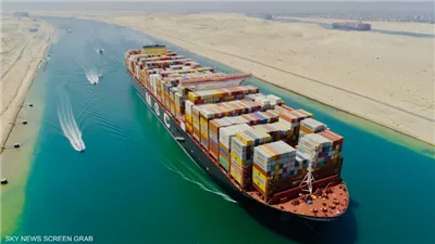 الفريق أسامة ربيع: الدفع بـ4 قاطرات للتعامل مع جنوح سفينة حاويات بقناة السويس 