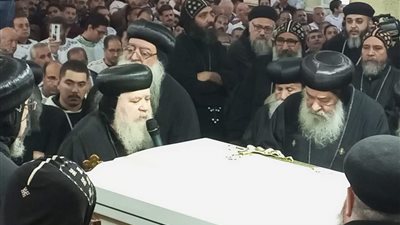 بمشاركة المسلمين والأقباط.. المئات يشيعون جثمان الأنبا كيرلس أسقف نجع حمادي | صور