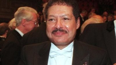 في ذكرى ميلاد أحمد زويل.. قصة كتاب عصر العلم بمقدمة نجيب محفوظ