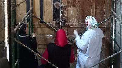 الآثار تبدأ في تنظيف الأبواب والشبابيك الخشبية بمسجد الخازندارة | صور 
