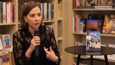فاطمة البنوي توقع كتابھا القصة الأخرى في مكتبة دیوان بالقاھرة | صور