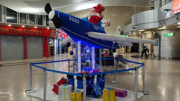 مجسم طائرة بصالة