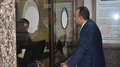 نائب محافظ المنيا يتابع منظومة العمل بالمركز التكنولوجي ويفحص عددًا من الحالات لـ استصدار تراخيص البناء