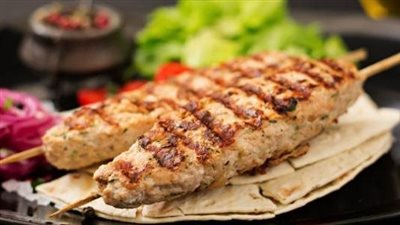 طريقة عمل كفتة الفراخ زي المطاعم.. قطعة فحم تعطي طعم رائع 