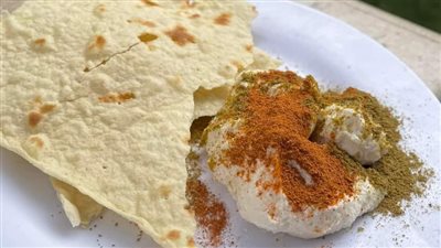 هدايا الغلابة فرحة.. مرضى أورام بنى سويف يهدون طبيبًا 