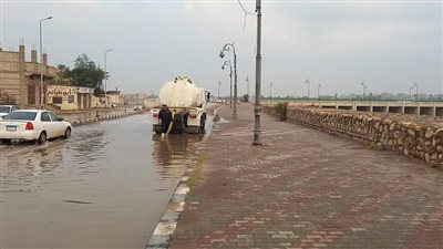 بعد ليلة ممطرة.. سحب مياه الأمطار من شوارع العريش 