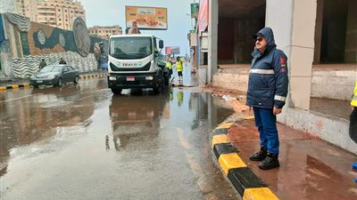 أمطار غزيرة تضرب الإسكندرية.. وانتشار سيارات شفط المياه 
